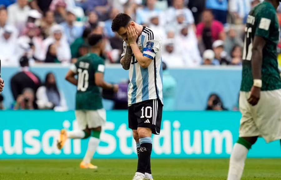 Messi và Argentina không còn đường lùi sau thất bại sốc trước Saudi Arabia. Nguồn: Getty Images
