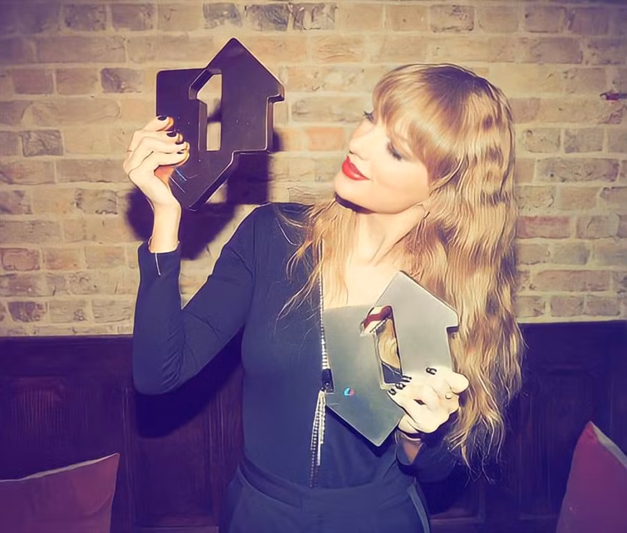 Taylor Swift khoe 2 chiếc cúp No.1 tại Vương Quốc Anh. Ảnh: NSCC