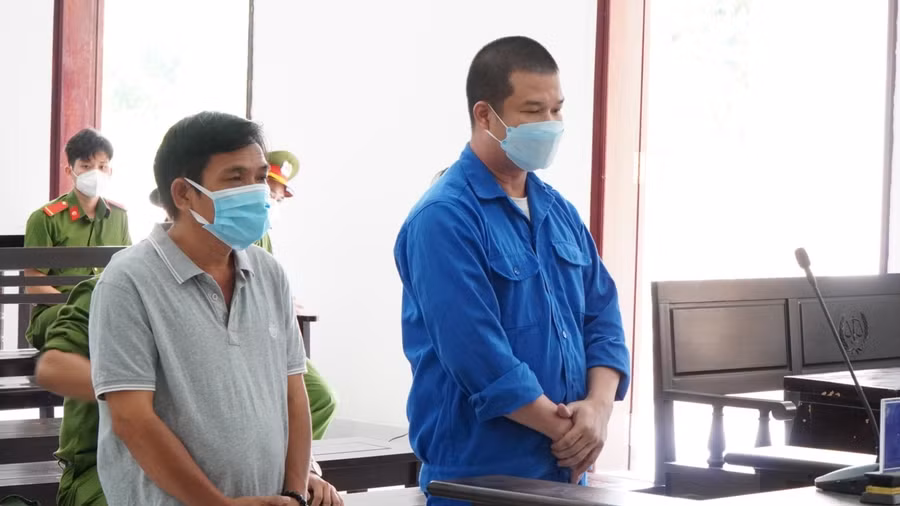 Hai bị cáo Phạm Văn Cung (áo xanh) và Nguyễn Tuấn Sĩ tại tòa sơ thẩm. Ảnh: Xuân Phúc