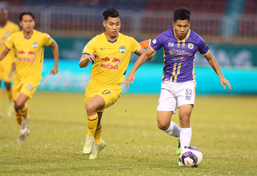 Hà Nội FC (phải) không thể giành chiến thắng dù đã ghi bàn dẫn trước. Ảnh: Văn Ngọc Hà Nội FC (phải) đã không thể giành chiến thắng dù đã dẫn trước. Ảnh: Văn Ngọc