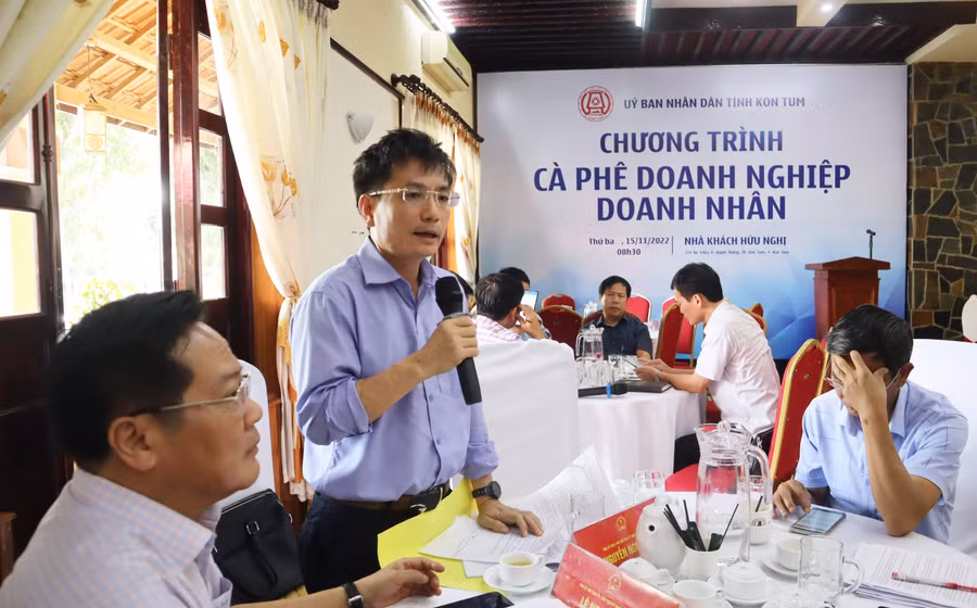 Đồng chí Phó Chủ tịch UBND tỉnh Nguyễn Ngọc Sâm giải đáp thắc mắc của doanh nghiệp về chủ trương thu hút đầu tư. Ảnh: QĐ