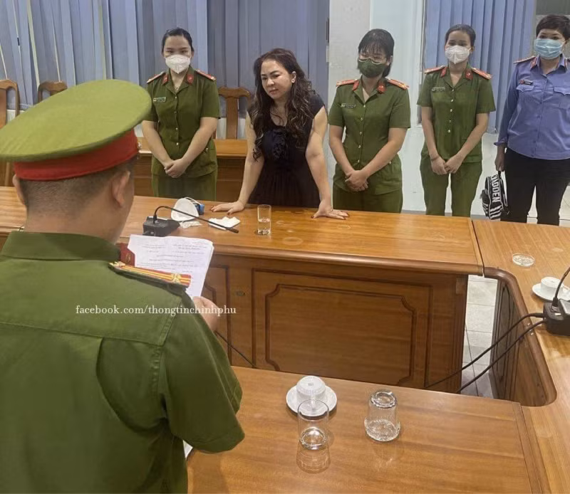 Bà Nguyễn Phương Hằng nghe đọc lệnh bắt Bà Nguyễn Phương Hằng nghe đọc lệnh bắt.