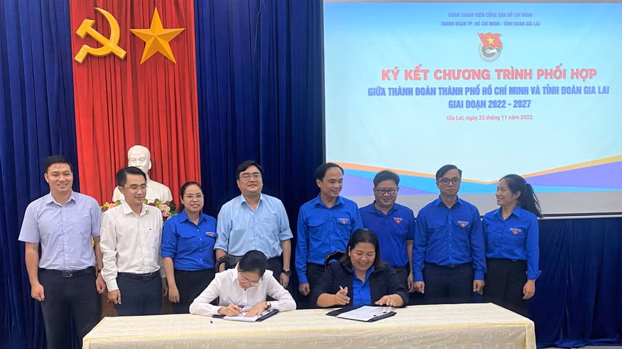 Bí thư tỉnh đoàn Gia Lai và Bí thư Thành đoàn Tp Hồ Chí Minh ký kết chương trình phối hợp giai đoạn 2022-2027. Ảnh: Hà Đức Thành