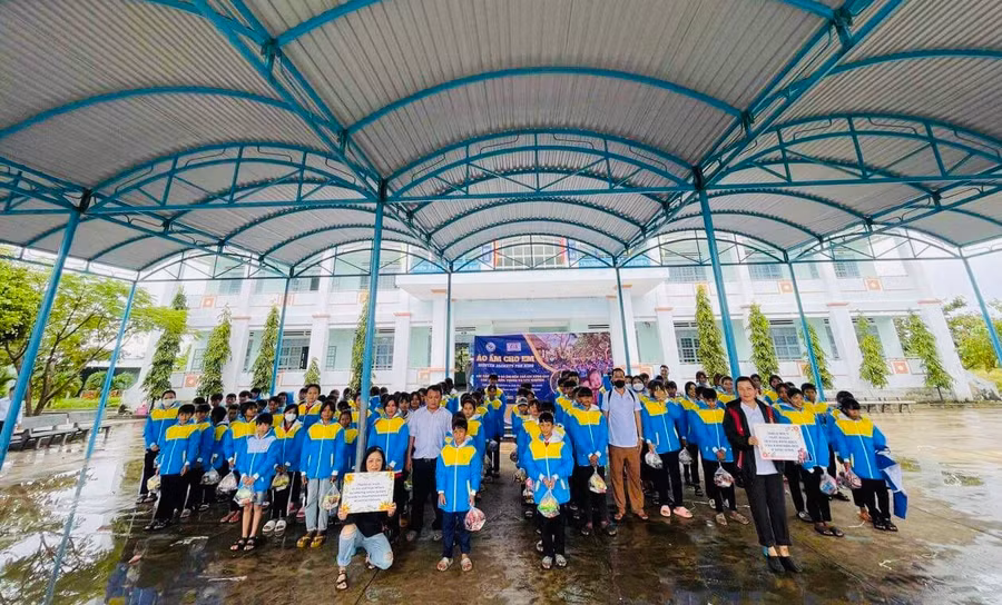 Các em học sinh Trường Tiểu học và THCS Đinh Núp (xã Pờ Tó) vui mừng khoác lên mình chiếc áo ấm do nhà tài trợ trao tặng Ảnh Vũ Chi