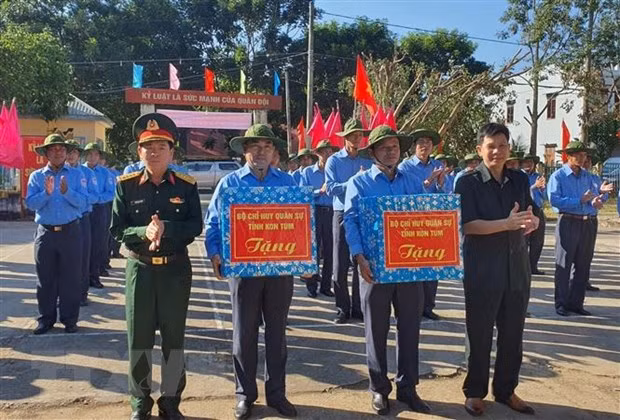 Lãnh đạo Bộ Chỉ huy Quân sự tỉnh Kon Tum tặng quà cho đội K53 lên đường làm nhiệm vụ. Ảnh: Cao Nguyên/TTXVN