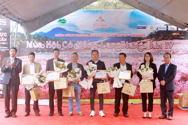  Lãnh đạo huyện Lạc Dương trao Thư cảm ơn và tặng hoa cho các đơn vị đồng hành, nhà tài trợ