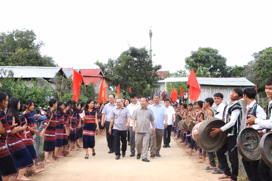 Phó Bí thư Thường trực Tỉnh ủy Châu Ngọc Tuấn: Đoàn kết xây dựng làng Kươk ngày càng giàu đẹp ảnh 2 Các đồng chí lãnh đạo tỉnh, huyện Kông Chro dự ngày hội Đại đoàn kết toàn dân tộc tại làng Kươk, xã Sró. Ảnh: Ngọc Minh