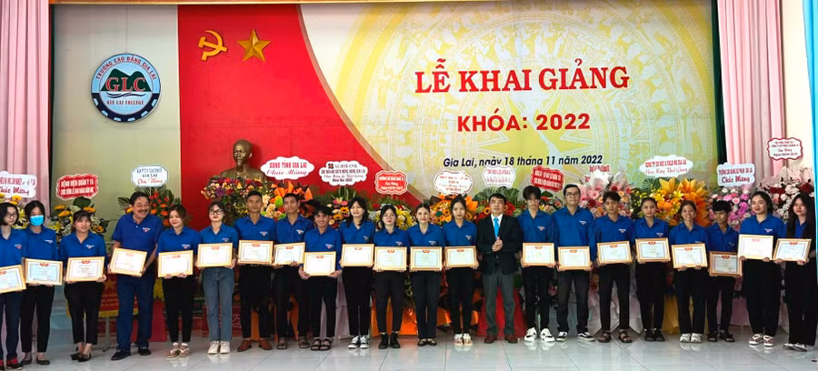 Trường Cao Đẳng Gia Lai trao học bổng cho HS-SV xếp loại thành tích học tập loại giỏi năm học 2021-2022. Ảnh: Đinh Yến Trường Cao Đẳng Gia Lai trao học bổng cho HS-SV xếp loại thành tích học tập loại giỏi năm học 2021-2022. Ảnh. Đinh Yến