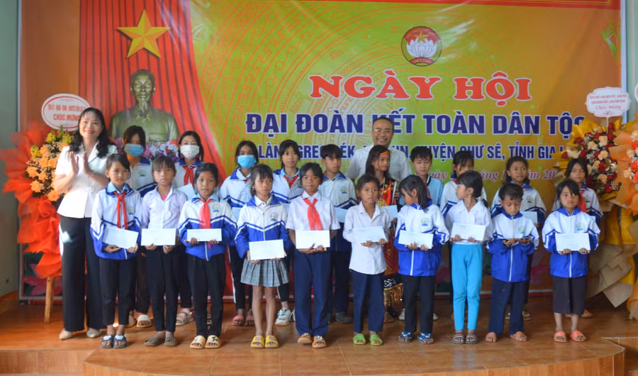Ban Vận động Quỹ "Vì Người nghèo" huyện Chư Sê tặng quà cho các em học sinh nghèo vượt khó. Ảnh: Anh Huy Ban Vận động Quỹ