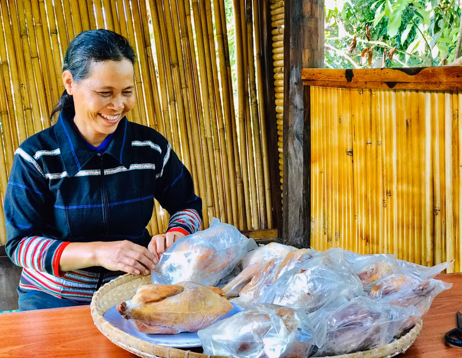 Món gà xông khói không chỉ là món ăn ngon mà còn là bản sắc ẩm thực của người Jrai được du khách yêu thích. Ảnh: Mai Ka