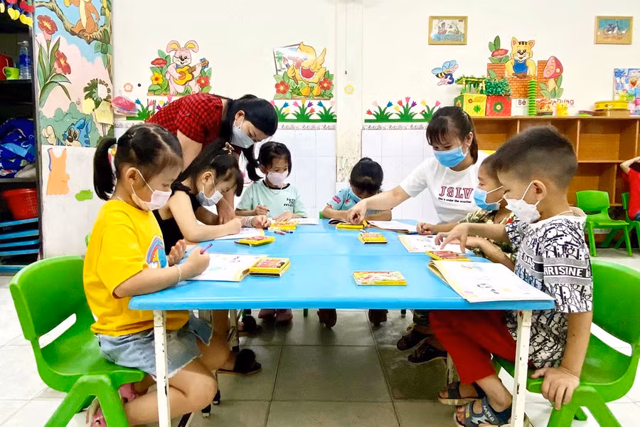 Người được hỗ trợ phải bảo đảm các điều kiện là người đang làm việc tại cơ sở giáo dục ngoài công lập trước khi cơ sở phải tạm dừng hoạt động để phòng-chống dịch tính từ 1-5-2021 đến hết 31-12-2021. Ảnh: Mộc Trà