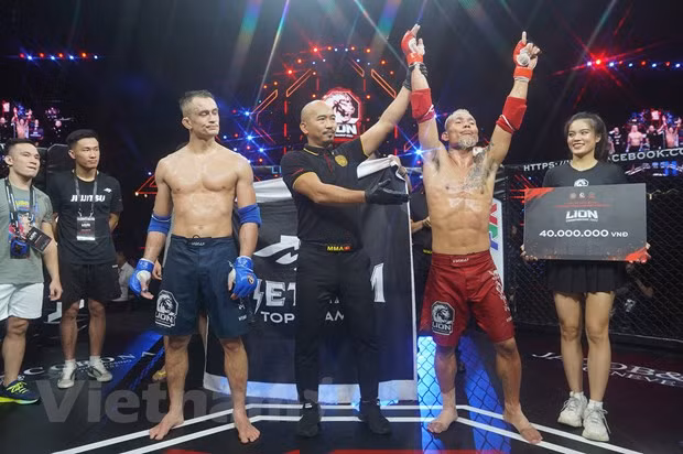 Trần Quang Lộc (quần đỏ) giành đai MMA Lion Championship 2022. (Ảnh: CTV/Vietnam+)