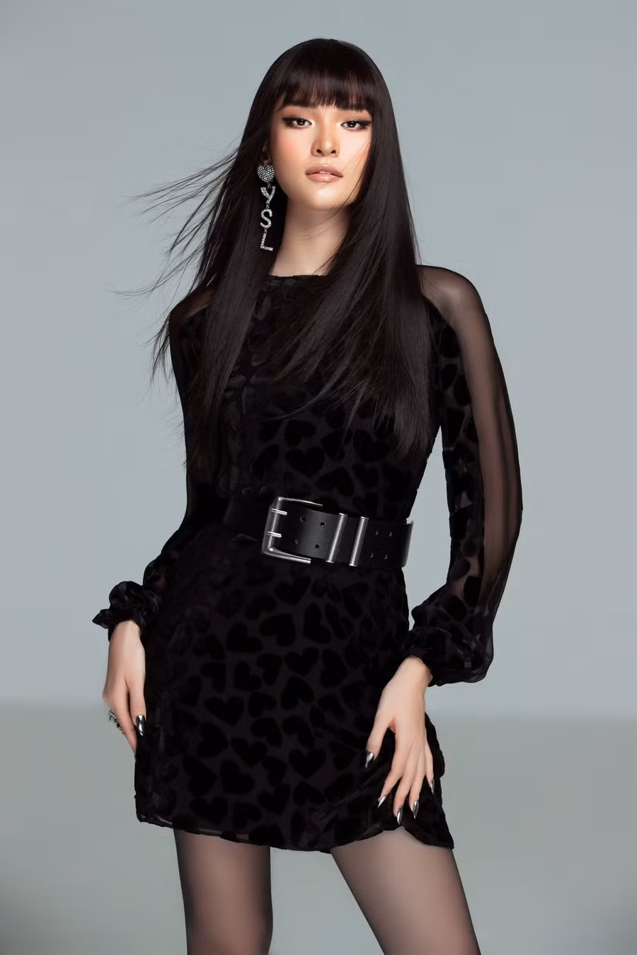 Cô tinh tế chọn khoác blazer nâu phối cùng, phù hợp với xu hướng thời trang thu - đông hiện tại. Nhằm hoàn thiện phong cách, mỹ nhân mang giày cao gót mũi nhọn hay boots đen. Đặc biệt, á hậu Thùy Dung lần đầu để tóc mái bằng, khác hẳn so với hình ảnh dịu dàng, nàng thơ trước đó.