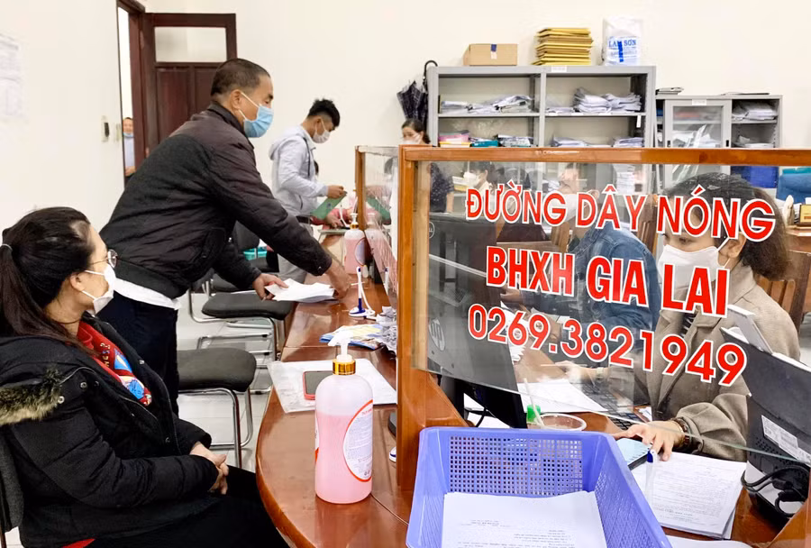 Nhân viên BHXH tỉnh hướng dẫn người dân các thủ tục, chính sách liên quan BHXH, BHYT. Ảnh: Như Nguyện