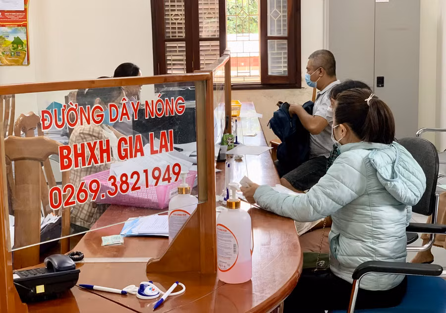 Nhân viên BHXH Gia Lai hướng dẫn người dân các thủ tục, chính sách liên quan BHXH, BHYT. Ảnh: Như Nguyện