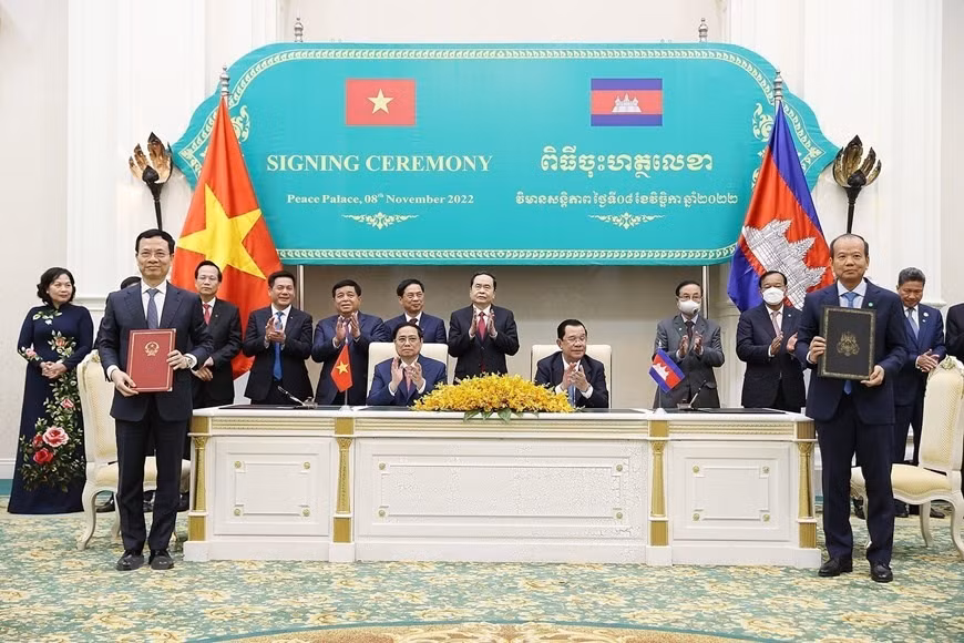 Thủ tướng Phạm Minh Chính và Thủ tướng Vương quốc Campuchia Samdech Techo Hun Sen chứng kiến lễ ký Bản ghi nhớ giữa Bộ Thông tin và Truyền thông Việt Nam với Bộ Bưu chính Viễn thông Campuchia về hợp tác trong lĩnh vực bưu chính, viễn thông, công nghệ thông tin và chuyển đổi số. Ảnh: TTXVN