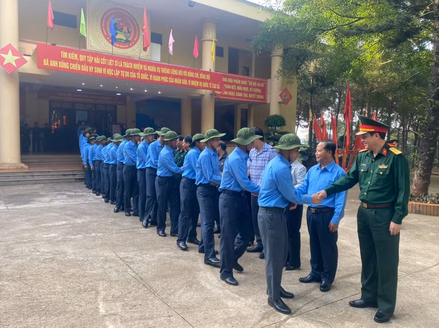 Lãnh đạo Quân khu 5 và lãnh đạo tỉnh tiển các cán bộ, chiến sĩ Đội K52 lên đường làm nhiệm vụ. Ảnh: Lê Anh