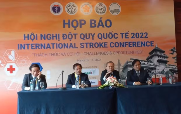 Các chuyên gia y tế trả lời tại buổi họp báo. (Ảnh: PV/Vietnam+)