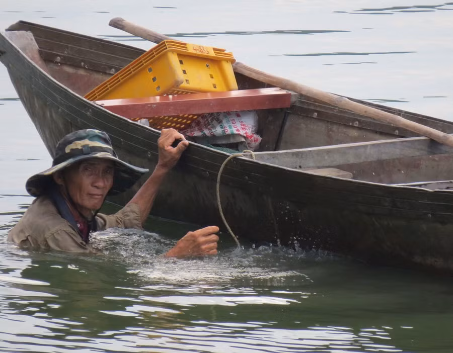Mò bắt trai tại đầm An Khê. Ảnh: Trang Thy