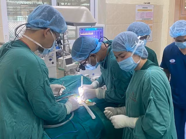 Các bác sĩ Bệnh viện Tim Hà Nội phẫu thuật cho bé sơ sinh. Ảnh: BVCC