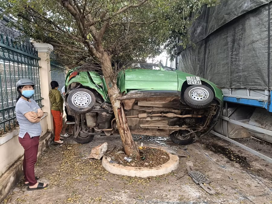 Sau khi lao vào dải phân cách, xe tải đã đâm vào xe ô tô đang đậu bên lề đường phía trước. Ảnh: R'Ô HOK