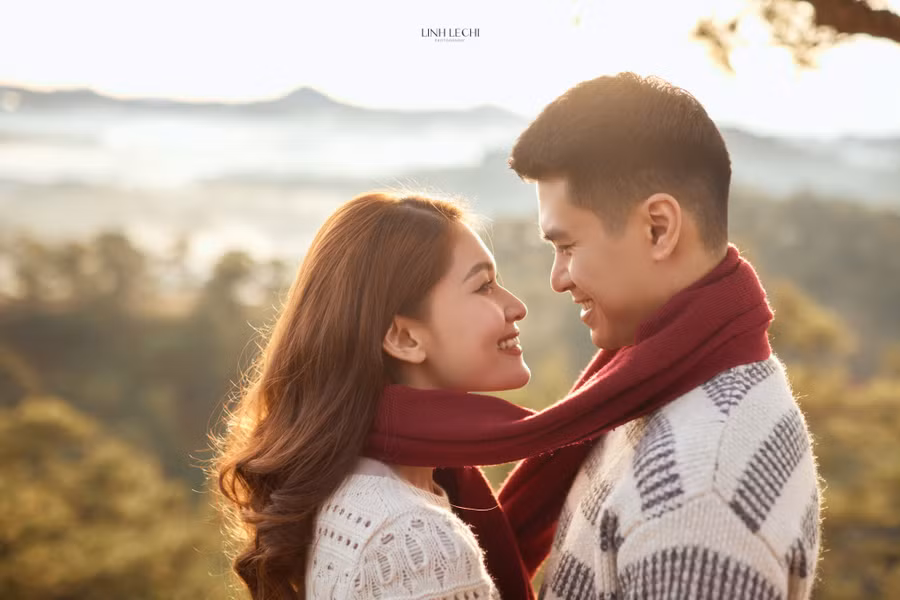 Thùy Dung và bạn trai thực hiện bộ ảnh lãng mạn ở Đà Lạt. Ảnh: LINH LE CHI