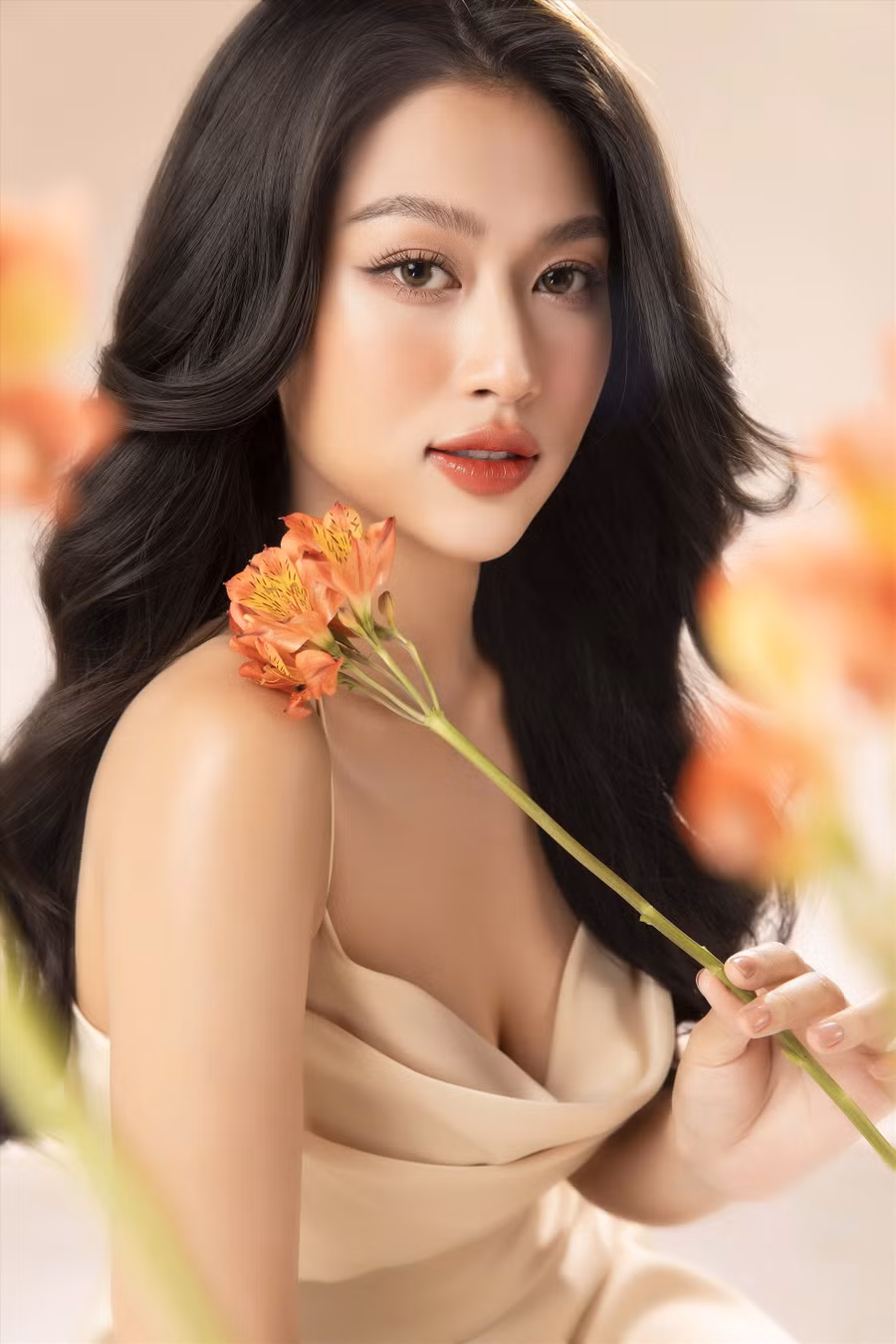 Rũ bỏ hình tượng “tóc nâu, môi trầm”, Đoàn Thiên Ân thử sức với phong cách dịu dàng và nhẹ nhàng. Trước sự “chuyển mình