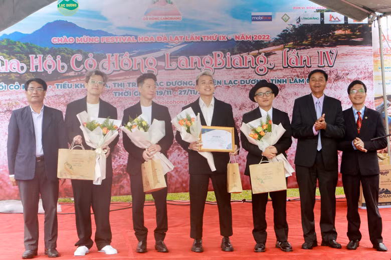  Lãnh đạo huyện Lạc Dương trao Thư cảm ơn và tặng hoa cho Nhóm nhạc Da LaB - Đại sứ Văn hóa và Du lịch huyện Lạc Dương