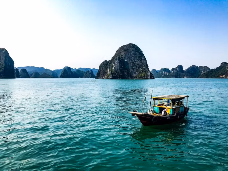 Vịnh Hạ Long là điểm đến cho mọi nhu cầu nghỉ dưỡng, tạm xa bộn bề cuộc sống. Ảnh:Booking.com