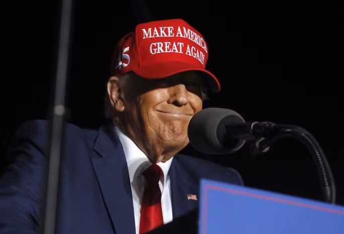 Ông Donald Trump vận động tại bang Pennsylvania ngày 5-11. Ảnh: AP Ông Donald Trump vận động tại bang Pennsylvania ngày 5-11. Ảnh: AP