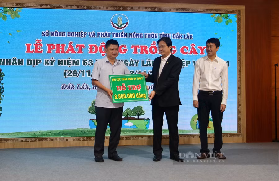 Trao bảng danh vị cho các đơn vị tài trợ trồng cây.