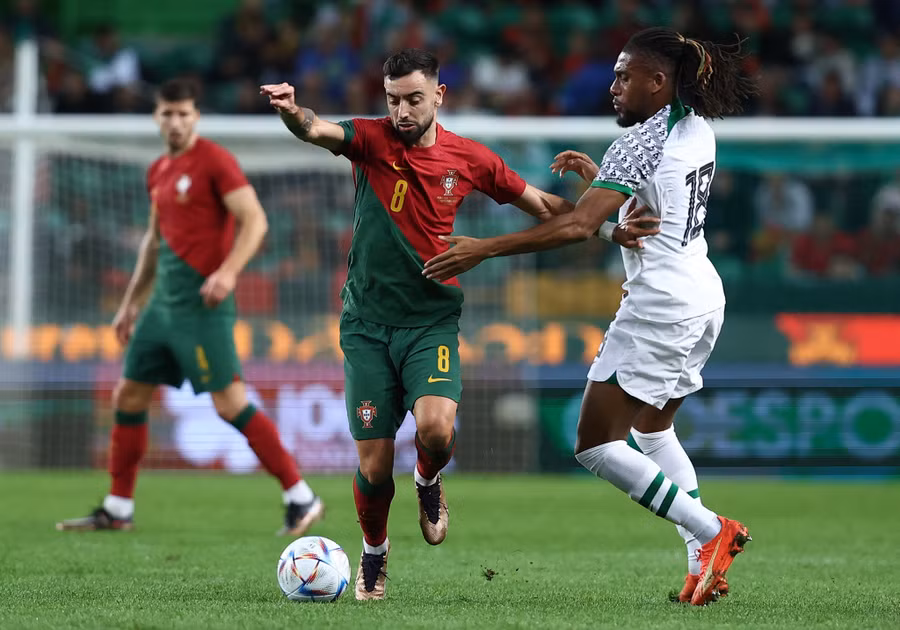 Bruno Fernandes (8) ghi cú đúp trong chiến thắng của tuyển Bồ Đào Nha trước Nigeria. Ảnh: REUTERS