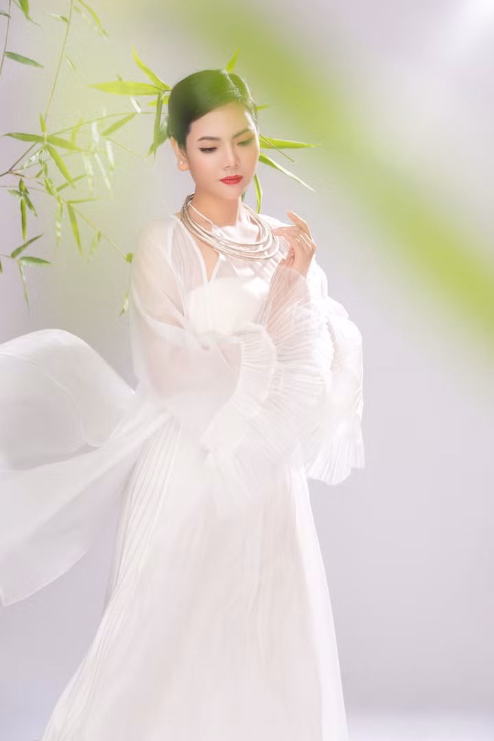 Lương Nguyệt Anh tâm sự cô không muốn đóng khung bản thân trong hình ảnh dịu dàng. Thay vào đó, nữ ca sĩ kết hợp hài hòa giữa nét truyền thống và hiện đại.