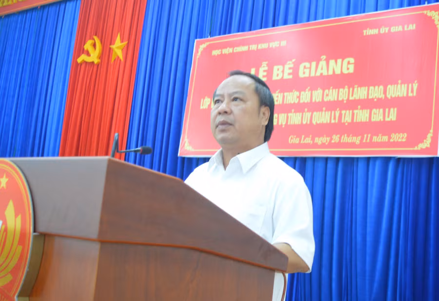 Phó Bí thư Thường trực Tỉnh ủy Châu Ngọc Tuấn phát biểu tại lễ bế giảng. Ảnh: Anh Huy