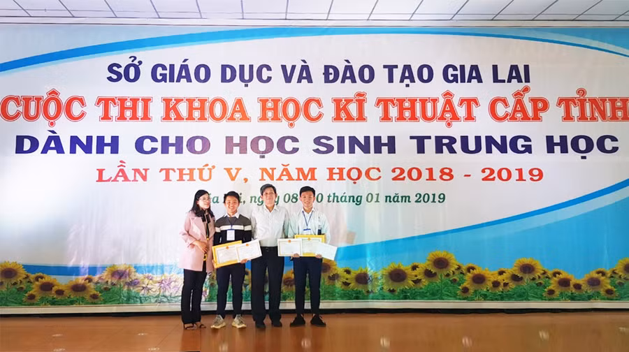  Thầy giáo Nguyễn Văn Thành và những giờ dạy. Ảnh: Thu Hằng