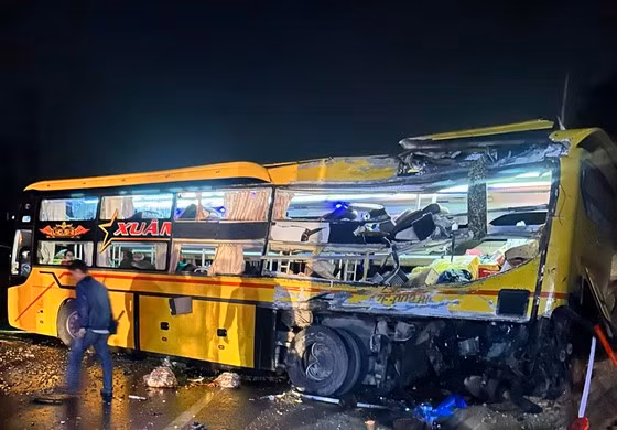 Hiện trường vụ tai nạn khiến nhiều hành khách thương vong