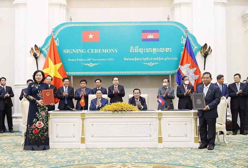 Thủ tướng Phạm Minh Chính và Thủ tướng Vương quốc Campuchia Samdech Techo Hun Sen chứng kiến lễ ký Bản ghi nhớ về hợp tác trong lĩnh vực đổi mới tài chính và hệ thống thanh toán giữa Ngân hàng Nhà nước Việt Nam và Ngân hàng Quốc gia Campuchia. Ảnh: TTXVN