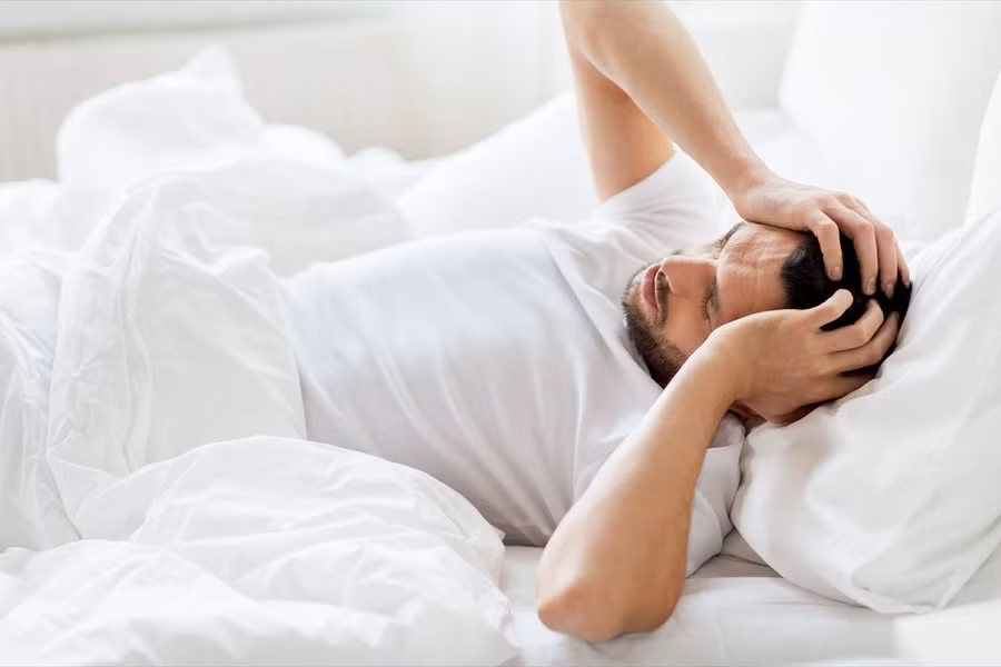 Người từ tuổi 50 nếu ngủ chỉ được 5 tiếng trở xuống mỗi đêm sẽ tăng nguy cơ mắc bệnh mạn tính lên 30%. Ảnh: Shutterstock
