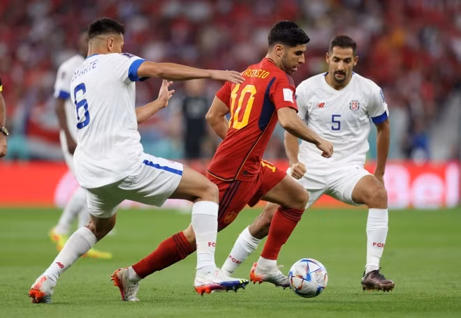 Các cầu thủ Tây Ban Nha thêu hoa dệt gấm trước hàng thủ đối phương. Ảnh: FIFA Các cầu thủ Tây Ban Nha thêu hoa dệt gấm trước hàng thủ đối phương Ảnh: FIFA