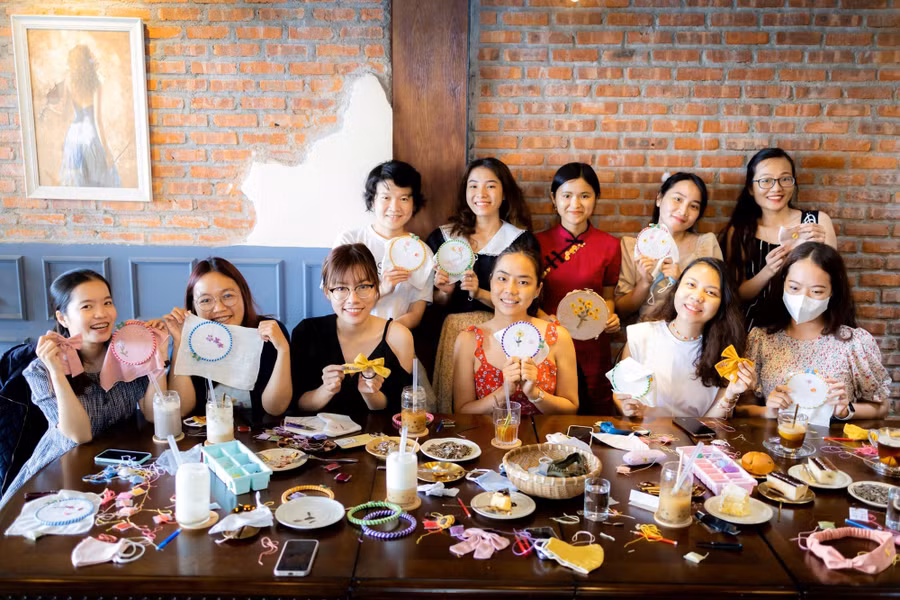 Những workshop nhỏ là nơi Thanh Huyền chia sẻ niềm đam mê thêu thùa của mình đến mọi người. Ảnh: M.L Những workshop nhỏ là nơi Thanh Huyền chia sẻ niềm đam mê thêu thùa của mình đến mọi người. Ảnh: M.L