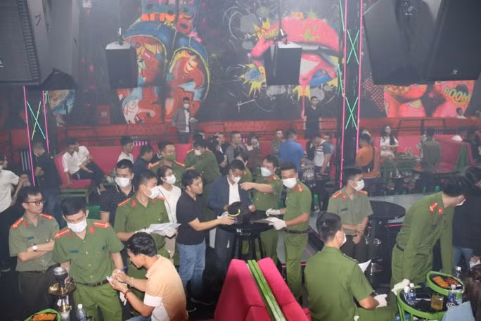 Hiện trường kiểm tra tại cơ sở kinh doanh “7 Bar Station”.