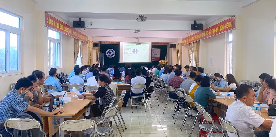 Cán bộ, giáo viên tham gia tập huấn. Ảnh: Mộc Trà.jpg