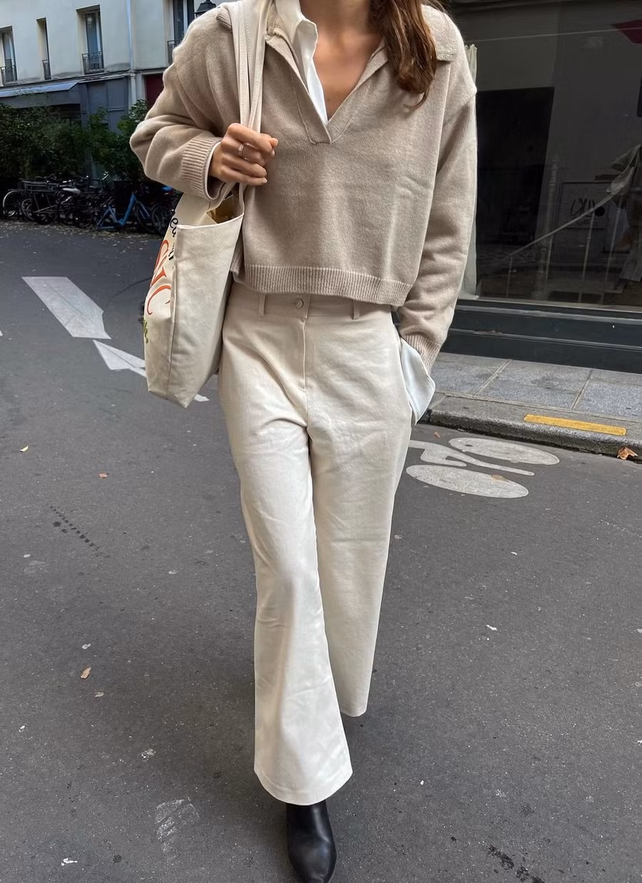 Hiện đại hơn là những chiếc polo họa tiết kẻ ngang cổ bẻ không có cúc bấm như các mẫu áo truyền thống.