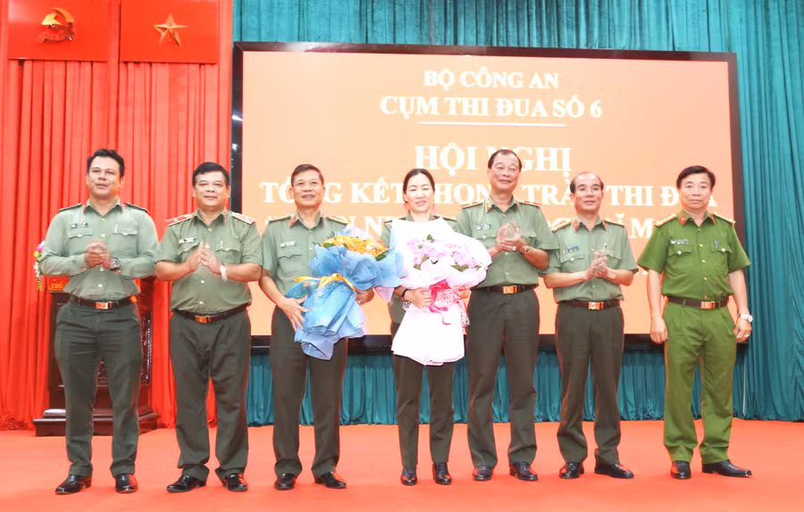 Thiếu tướng Lê Hồng Hiệp-Phó Cục trưởng Cục Công tác đảng và công tác chính trị Bộ Công an và lãnh đạo Công an các tỉnh tặng hoa chúc mừng Công an tỉnh Bình Phước (nhận nhiệm vụ đơn vị Cụm trưởng) và Công an tỉnh Kom Tum (nhận nhiệm vụ đơn vị Cụm phó). Ảnh: Nguyễn Hữu