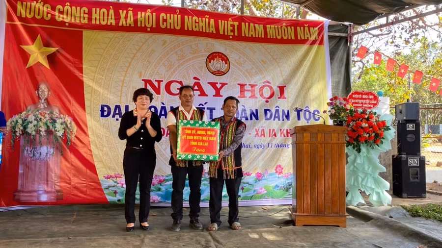 Đồng chí Phạm Thị Tố Hải tặng quà của Tỉnh ủy, HĐND, UBND, MTTQ Việt Nam tỉnh cho bà con làng Nú. Ảnh: Sơn Ca.