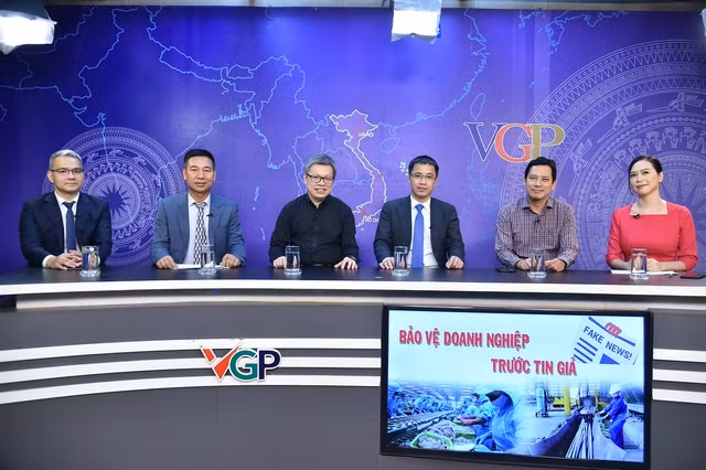 Tọa đàm với nội dung bảo vệ doanh nghiệp trước tin giả. Ảnh VGP/Quang Thương Tọa đàm với nội dung: Bảo vệ doanh nghiệp trước tin giả. Ảnh VGP/Quang Thương