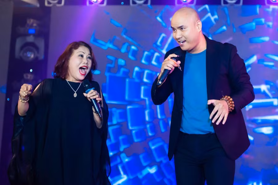 Siu Black song ca với ca sĩ A Tuân. Ảnh: NVCC