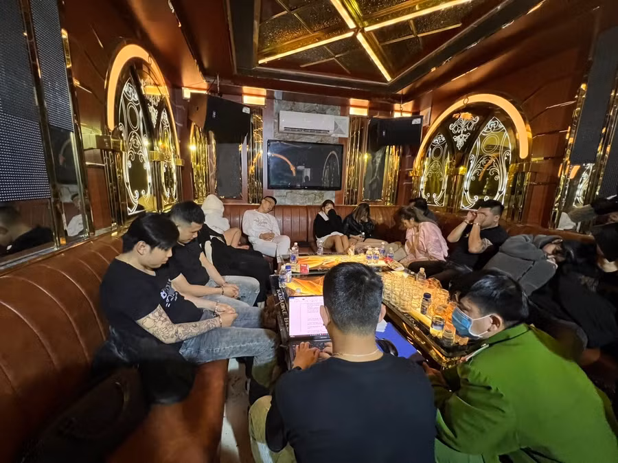 Bắt quả tang 16 thanh niên nam, nữ 'bay lắc' trong quán karaoke đang bị đình chỉ hoạt động. Ảnh: Công an cung cấp
