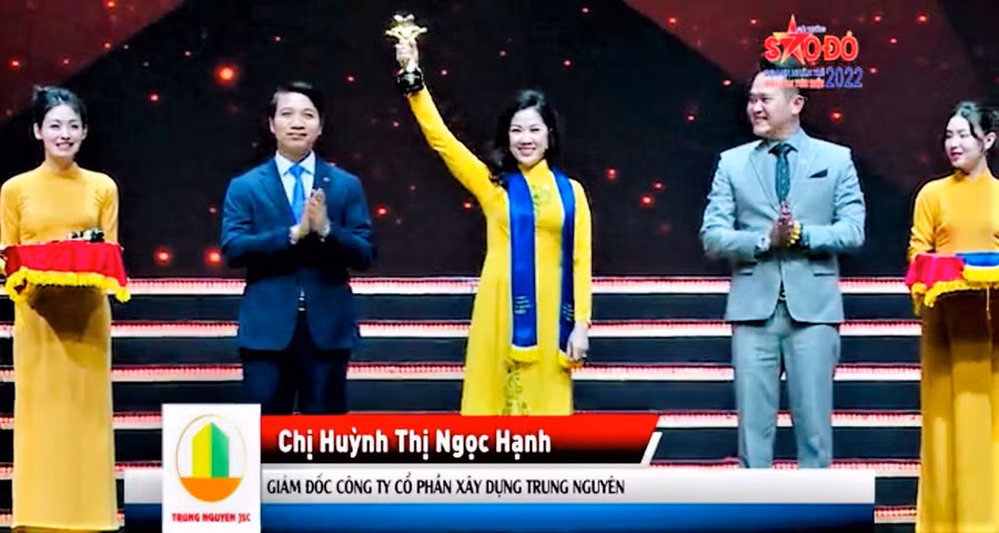 Chị Huỳnh Thị Ngọc Hạnh nhận giải thưởng tại Hà Nội. Ảnh chụp màn hình Bà Huỳnh Thị Ngọc Hạnh nhận giải thưởng tại Hà Nội. Ảnh chụp màn hình