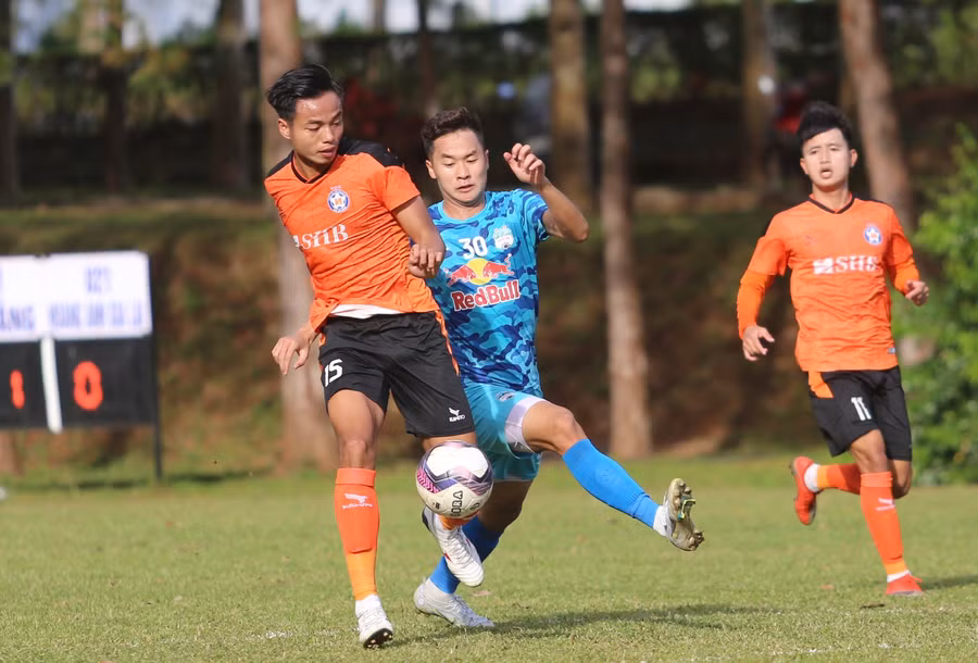 U21 SHB Đà Nẵng (trái) đã bất lực trước hàng thủ của đội chủ nhà Ảnh: Văn Ngọc